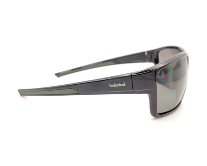 gafas de sol negras polarizadas con lentes gris y diseño deportivo envolvente
