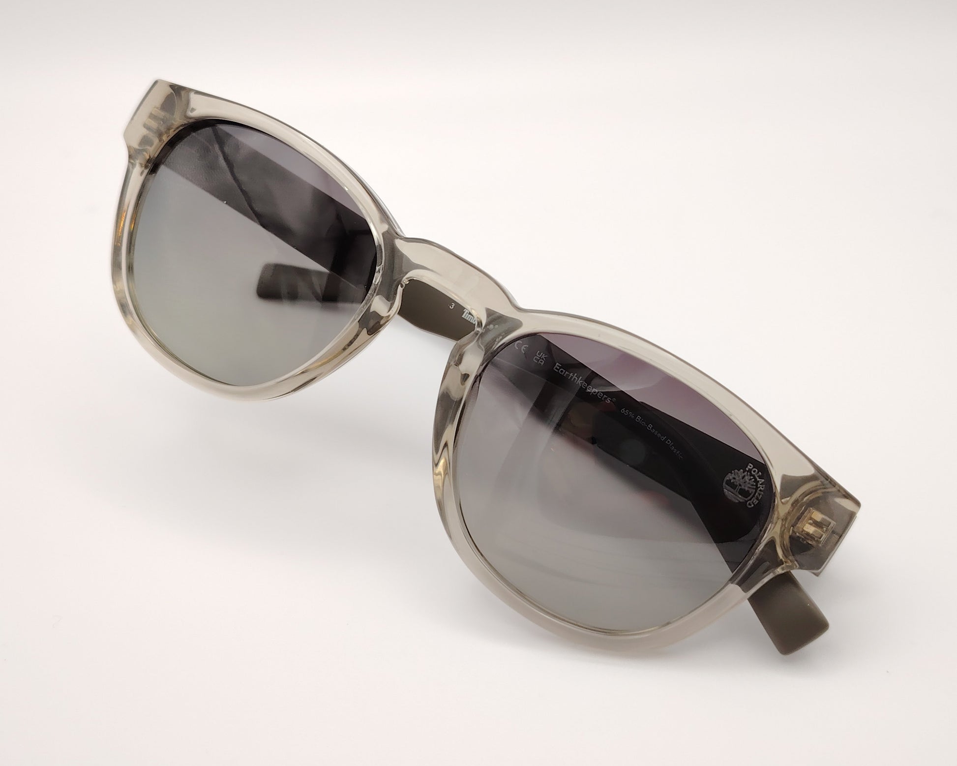 gafas de sol timberland tb9334 con montura de acetato en gris translúcido y lentes polarizadas degradadas en gris