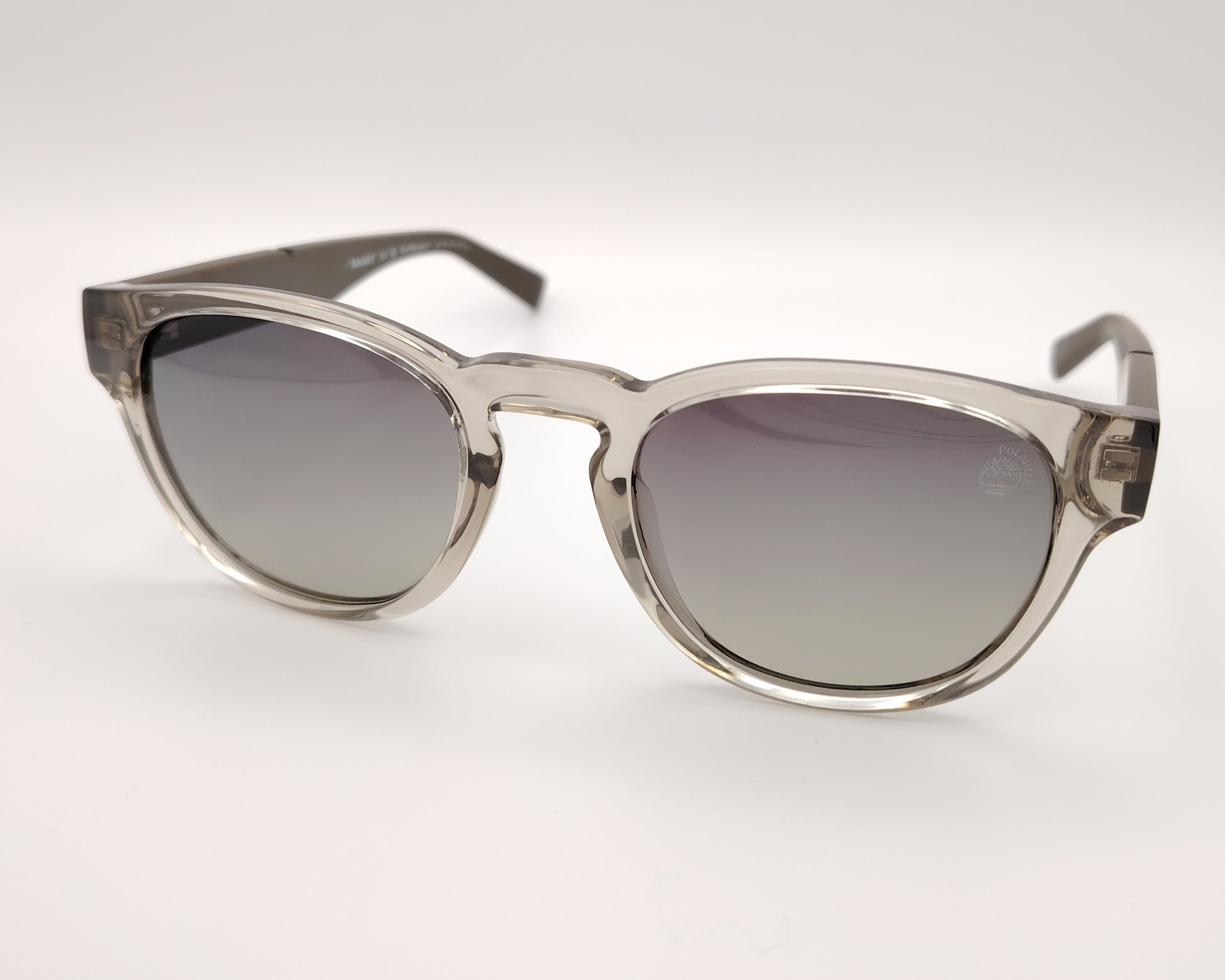 gafas de sol timberland tb9334 con montura de acetato en gris translúcido y lentes polarizadas degradadas en gris