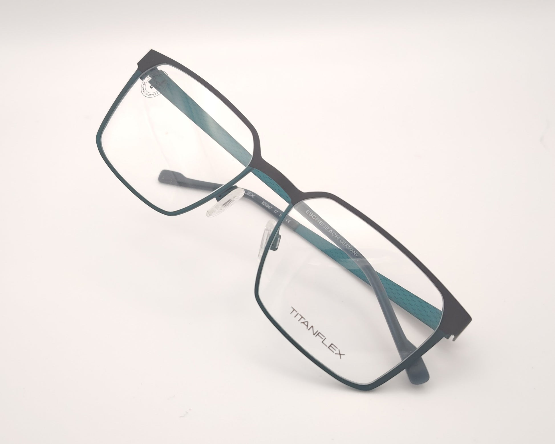 gafas titanflex rectangulares  en negro y azul con montura metálica ligera