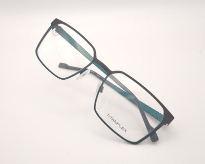 gafas titanflex rectangulares  en negro y azul con montura metálica ligera