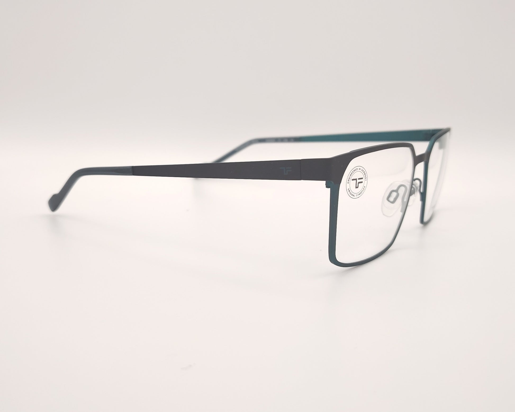 gafas titanflex rectangulares  en negro y azul con montura metálica ligera