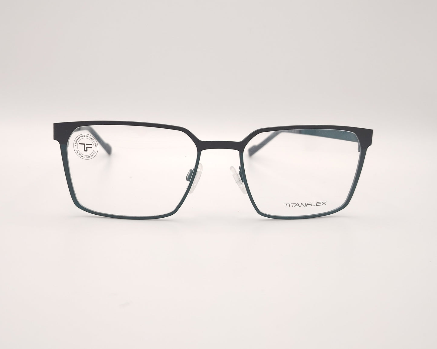 gafas titanflex rectangulares  en negro y azul con montura metálica ligera