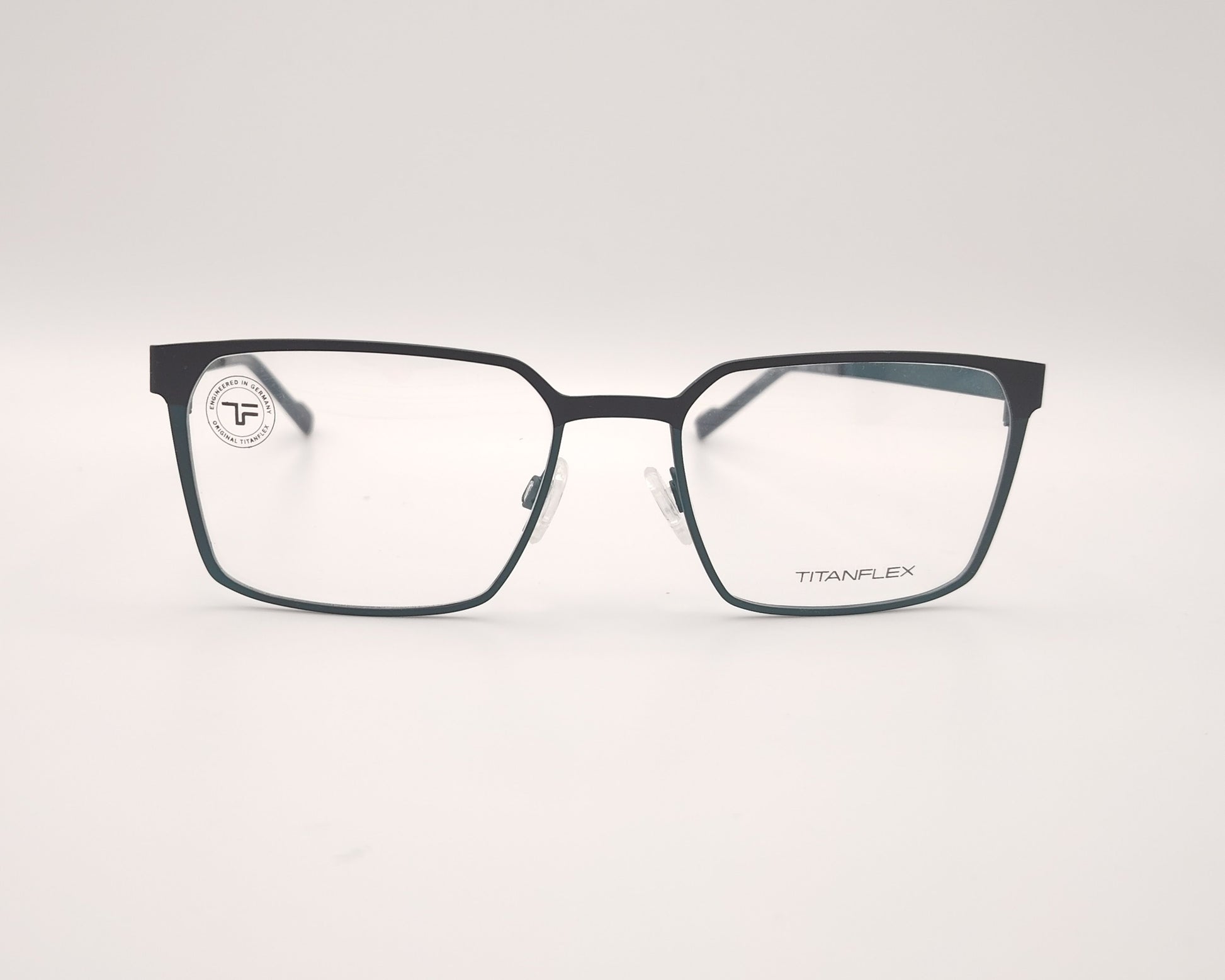 gafas titanflex rectangulares  en negro y azul con montura metálica ligera