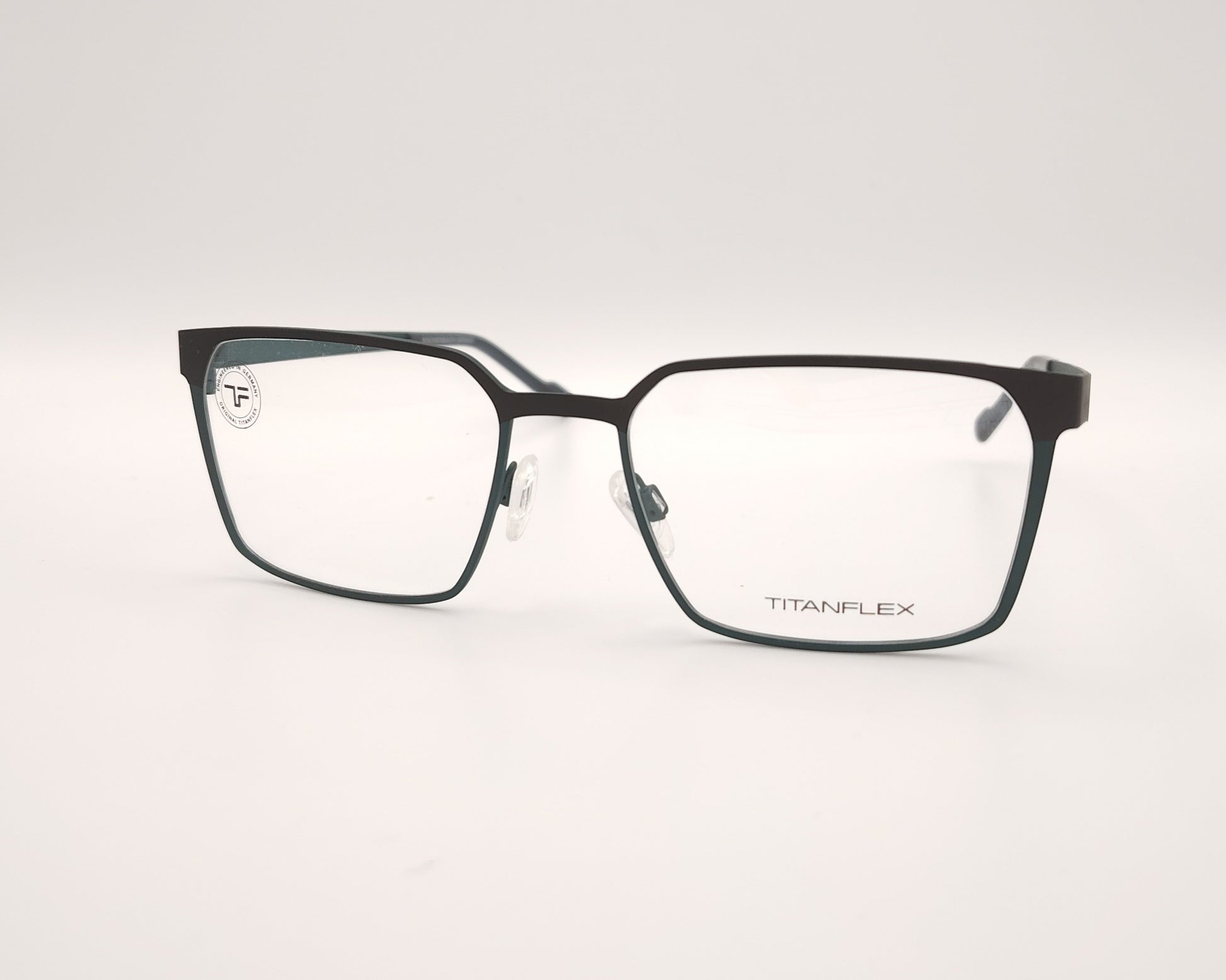 gafas titanflex rectangulares  en negro y azul con montura metálica ligera