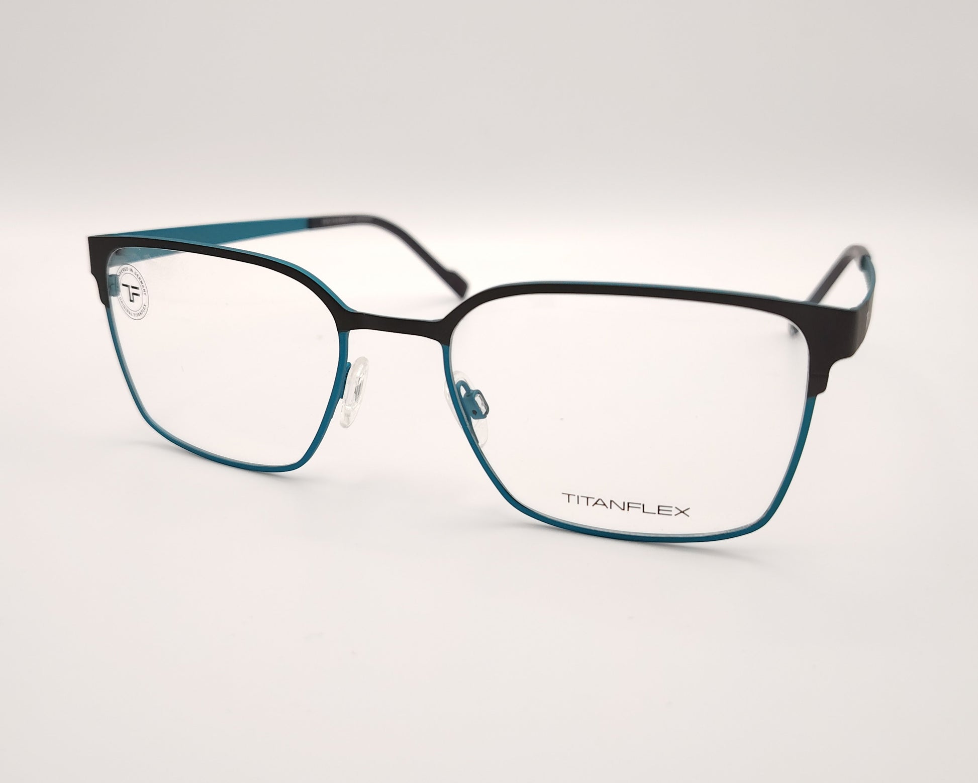 gafas titanflex en color negro y azul  y forma rectangular ultraligeras