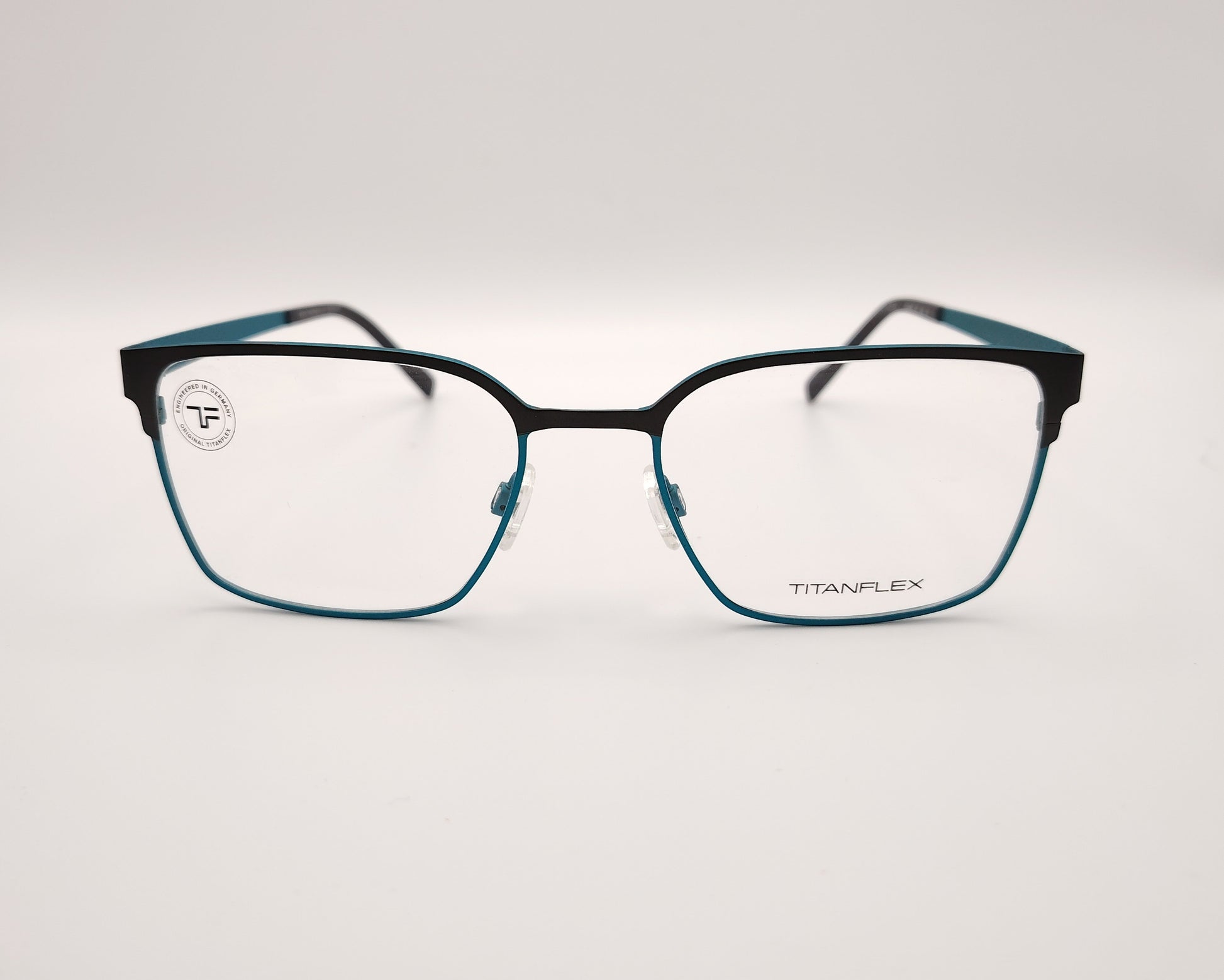 gafas titanflex en color negro y azul  y forma rectangular ultraligeras