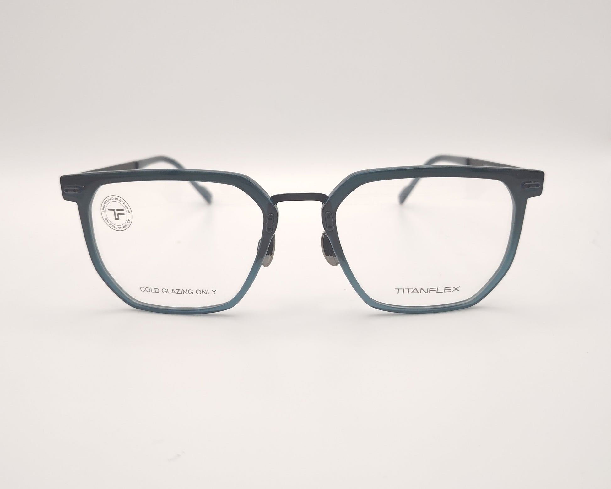 gafas titanflex cuadradas azul grisáceo translúcido con varillas metálicas negras