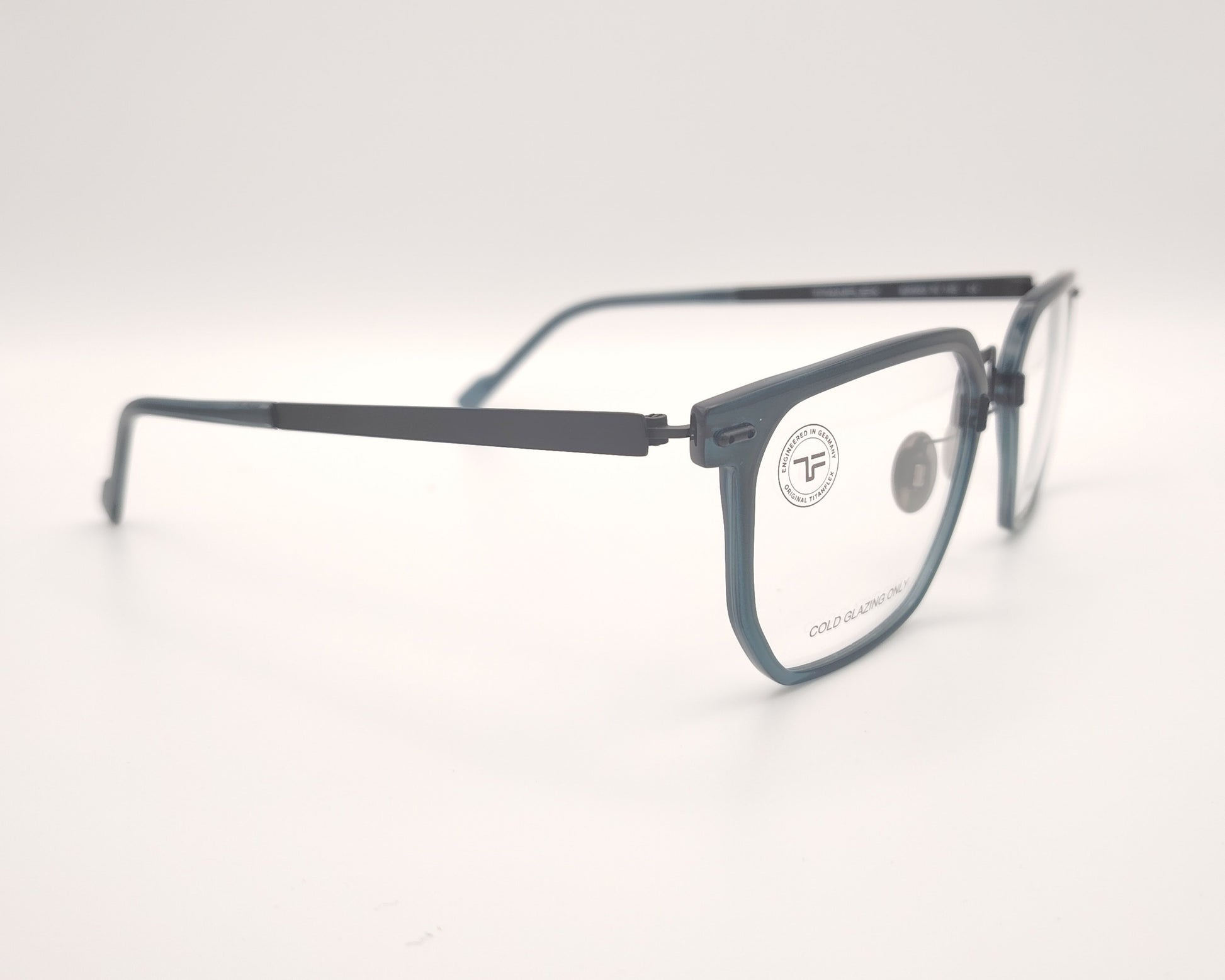 gafas titanflex cuadradas azul grisáceo translúcido con varillas metálicas negras