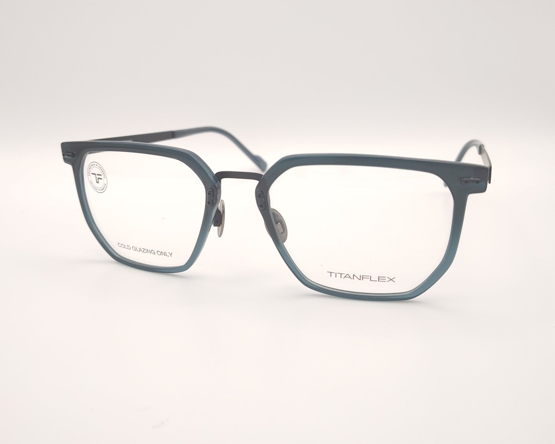 gafas titanflex cuadradas azul grisáceo translúcido con varillas metálicas negras