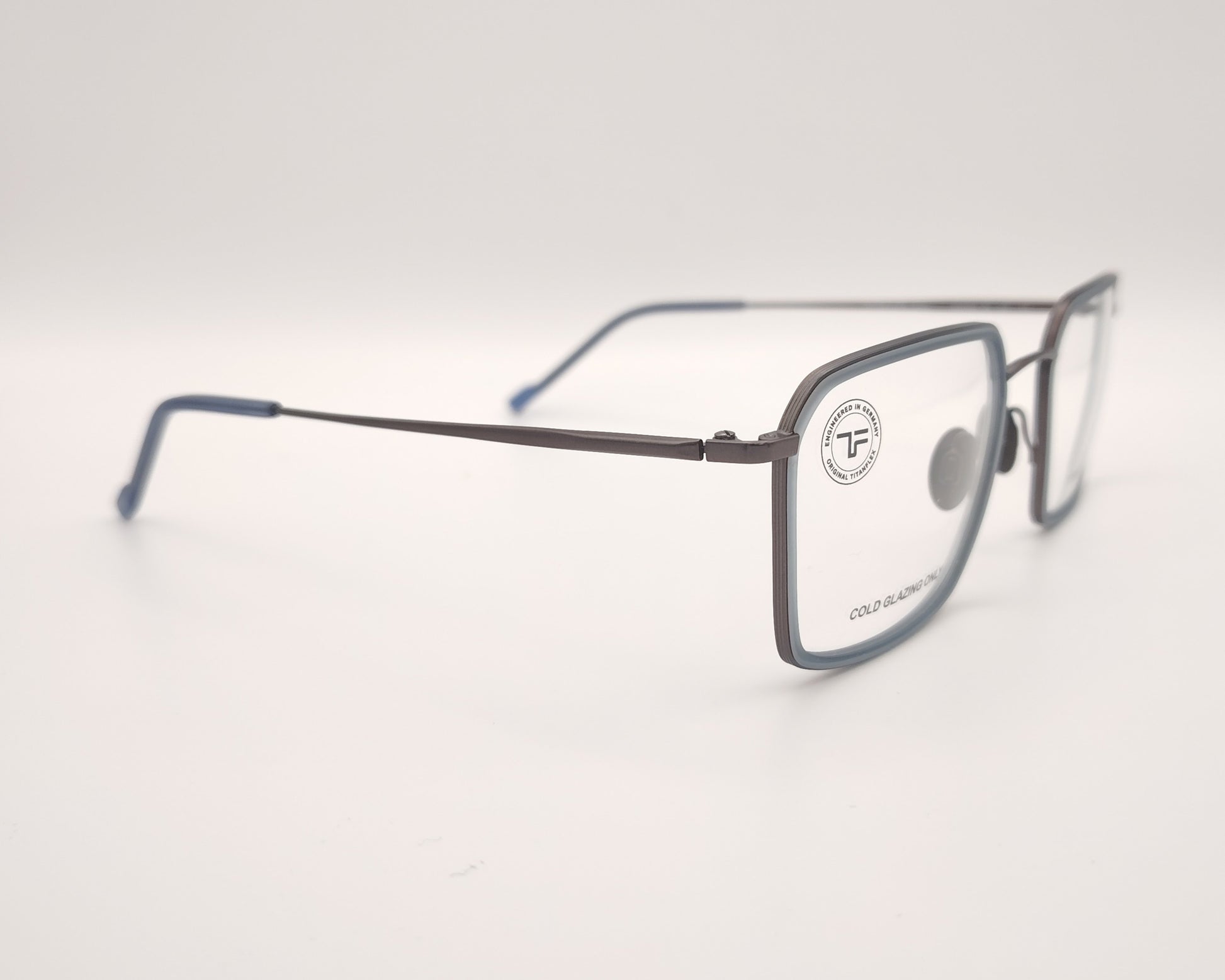 gafas titanflex rectangulares con montura gris oscuro y borde azul translúcido