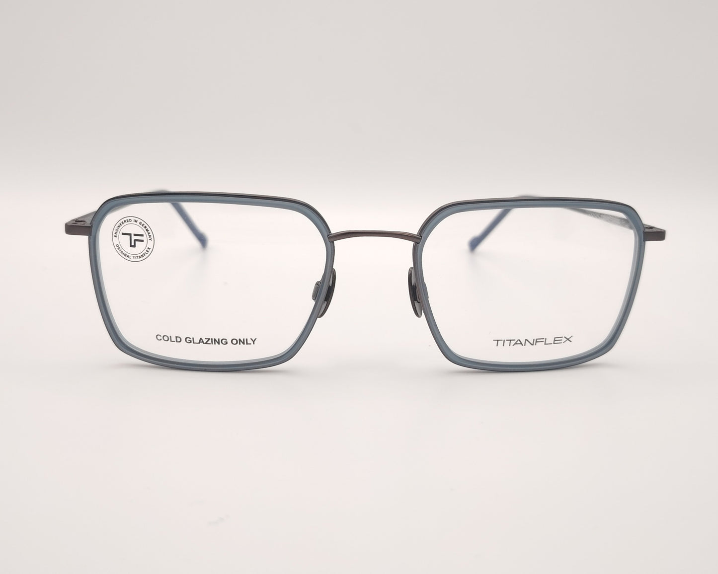gafas titanflex rectangulares con montura gris oscuro y borde azul translúcido