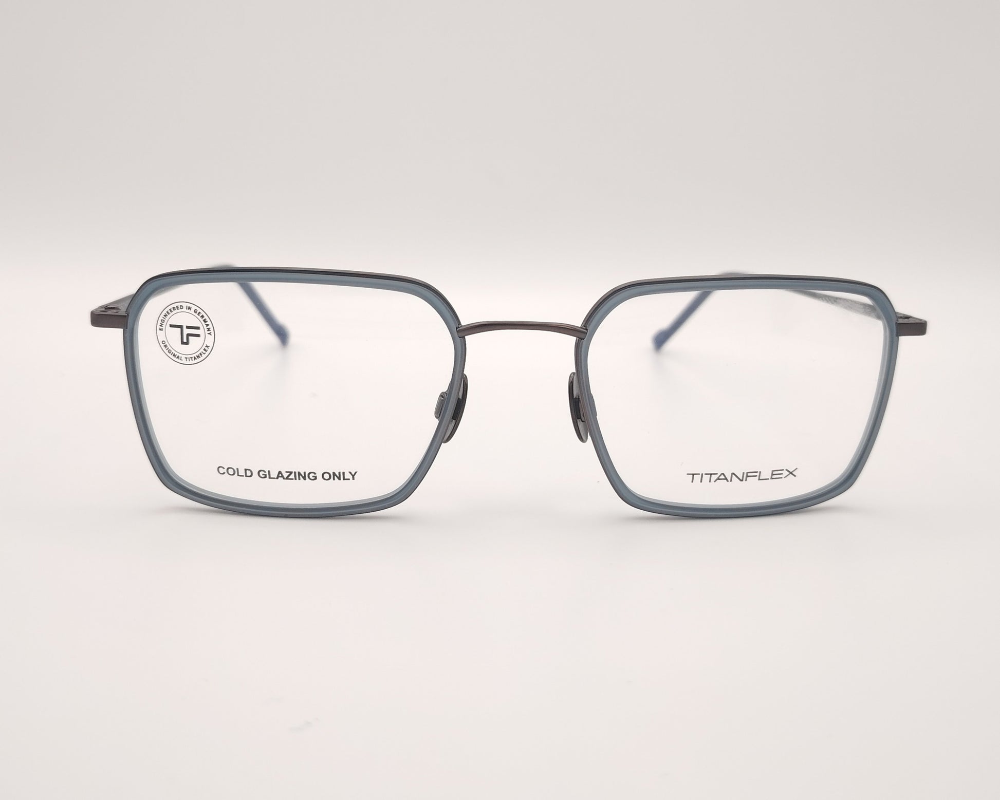 gafas titanflex rectangulares con montura gris oscuro y borde azul translúcido