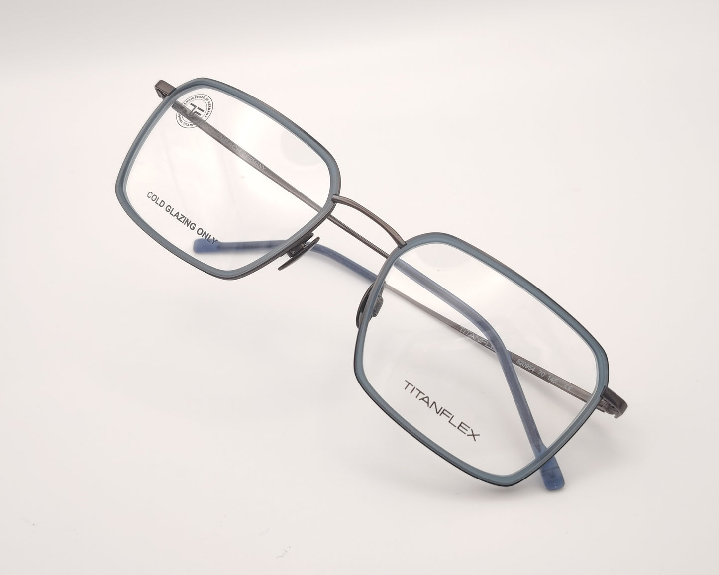 gafas titanflex rectangulares con montura gris oscuro y borde azul translúcido