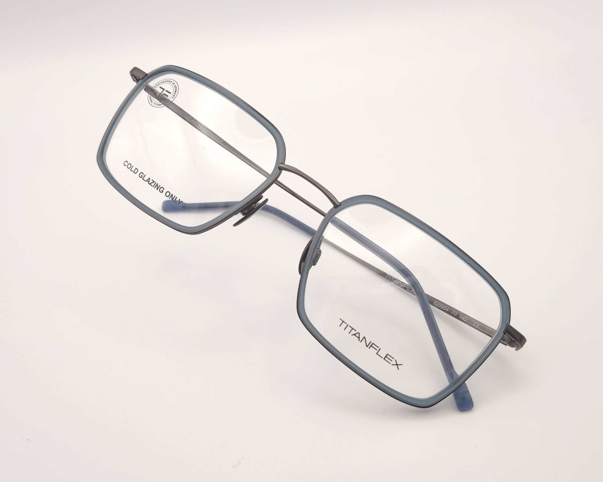 gafas titanflex rectangulares con montura gris oscuro y borde azul translúcido