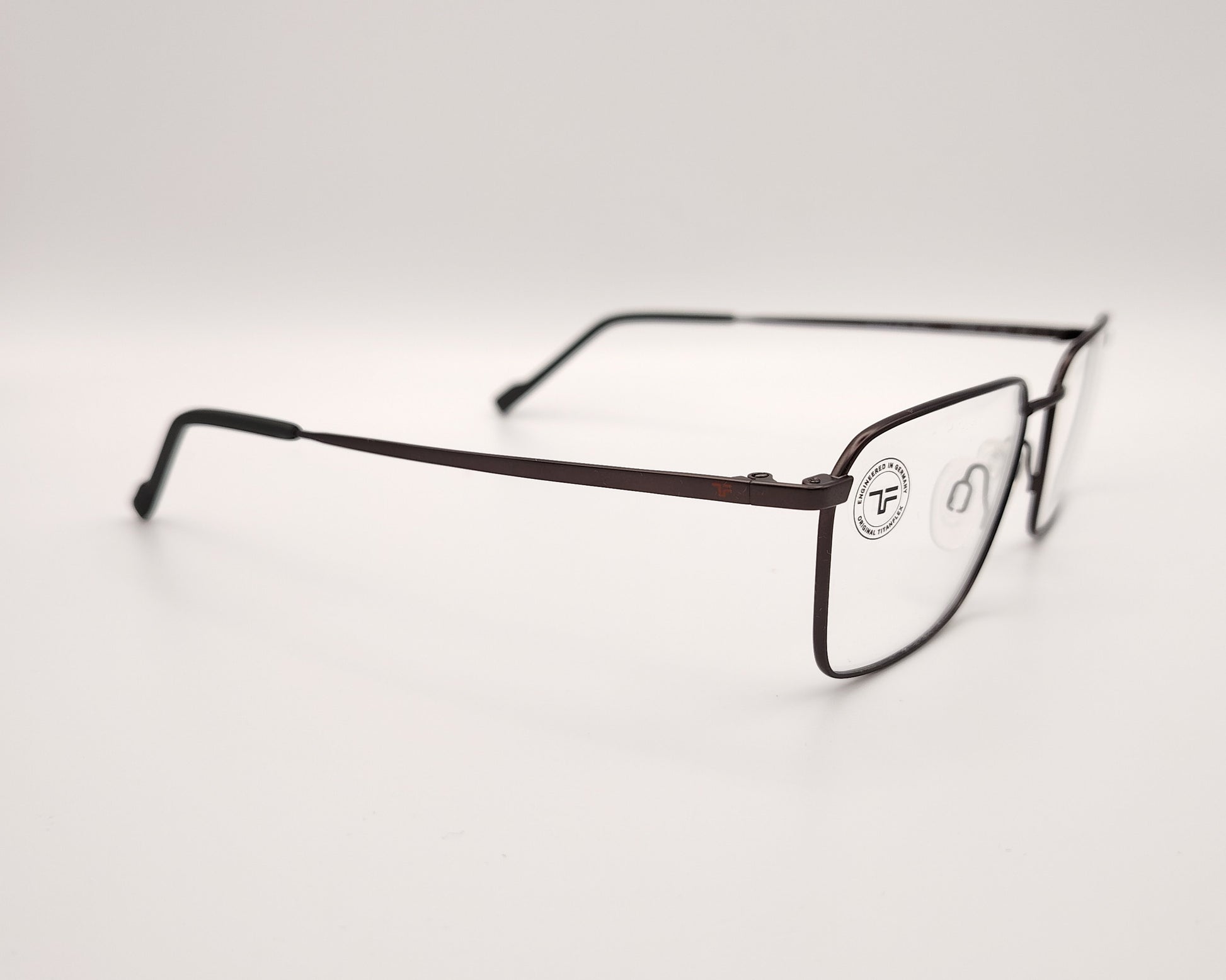 gafas titanflex rectangulares grafito con montura metálica ligera y varillas finas