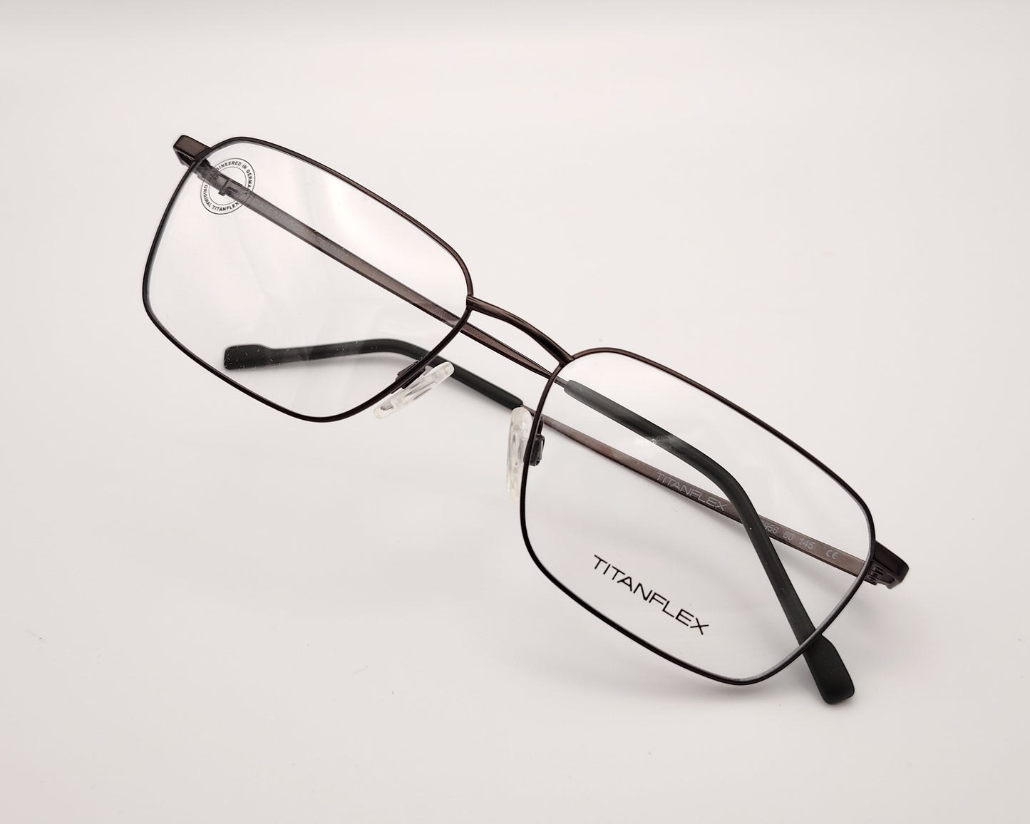gafas titanflex rectangulares grafito con montura metálica ligera y varillas finas