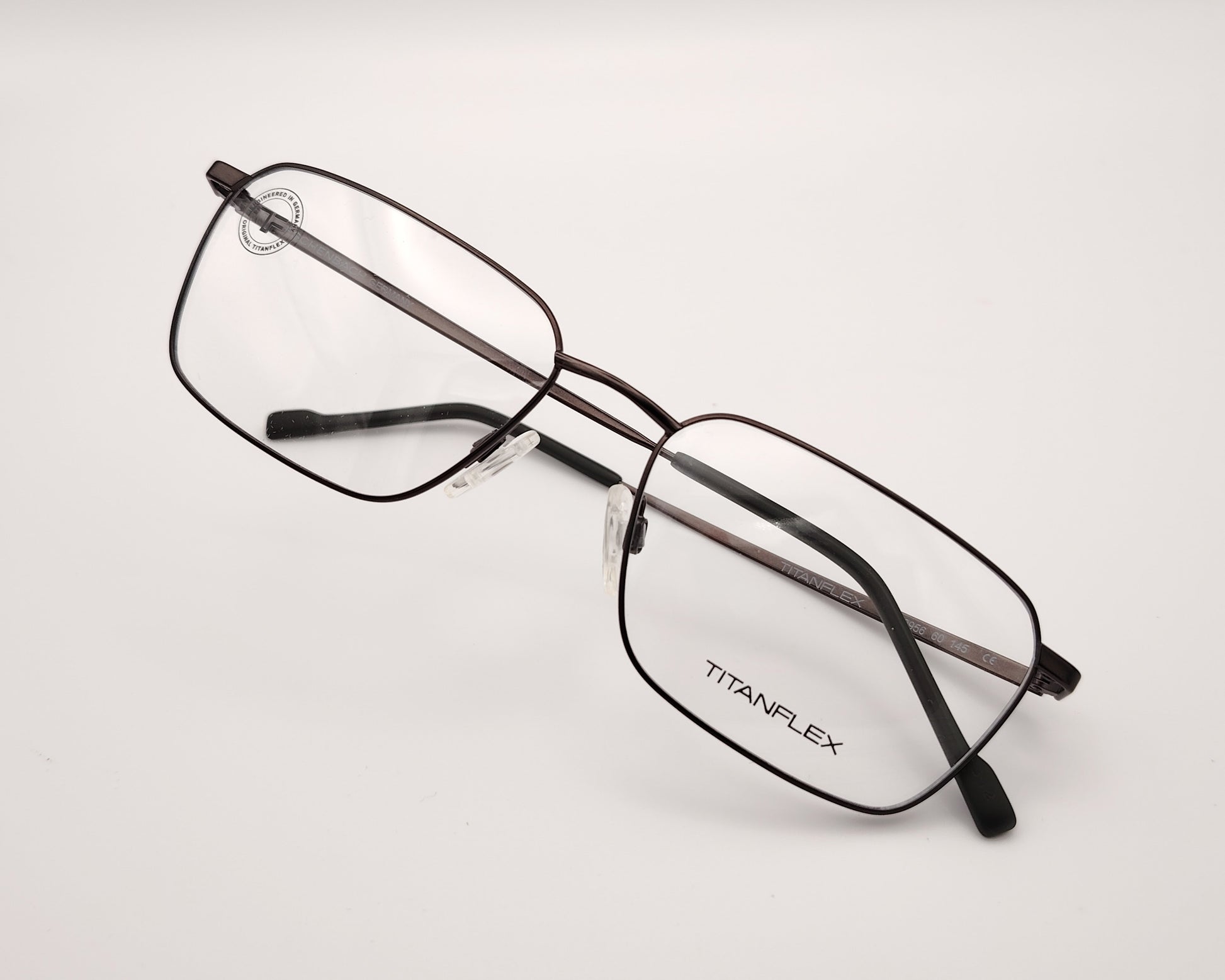 gafas titanflex rectangulares grafito con montura metálica ligera y varillas finas