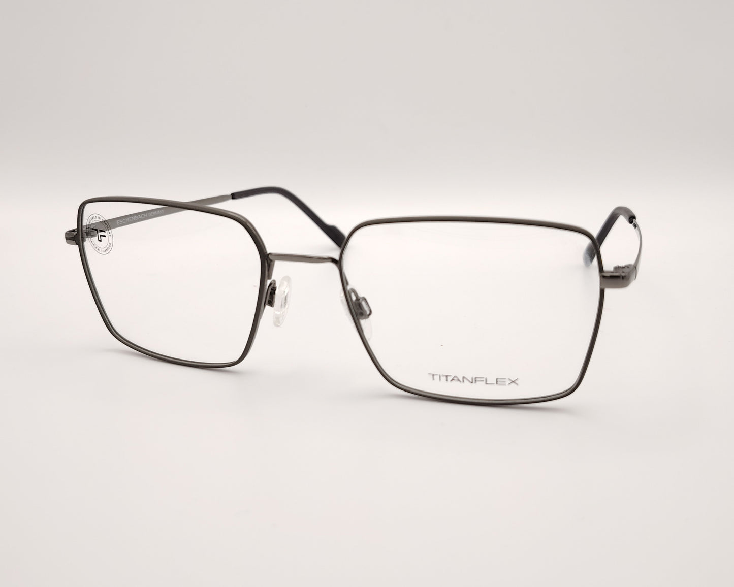 gafas titanflex rectangulares con montura metálica oscura 