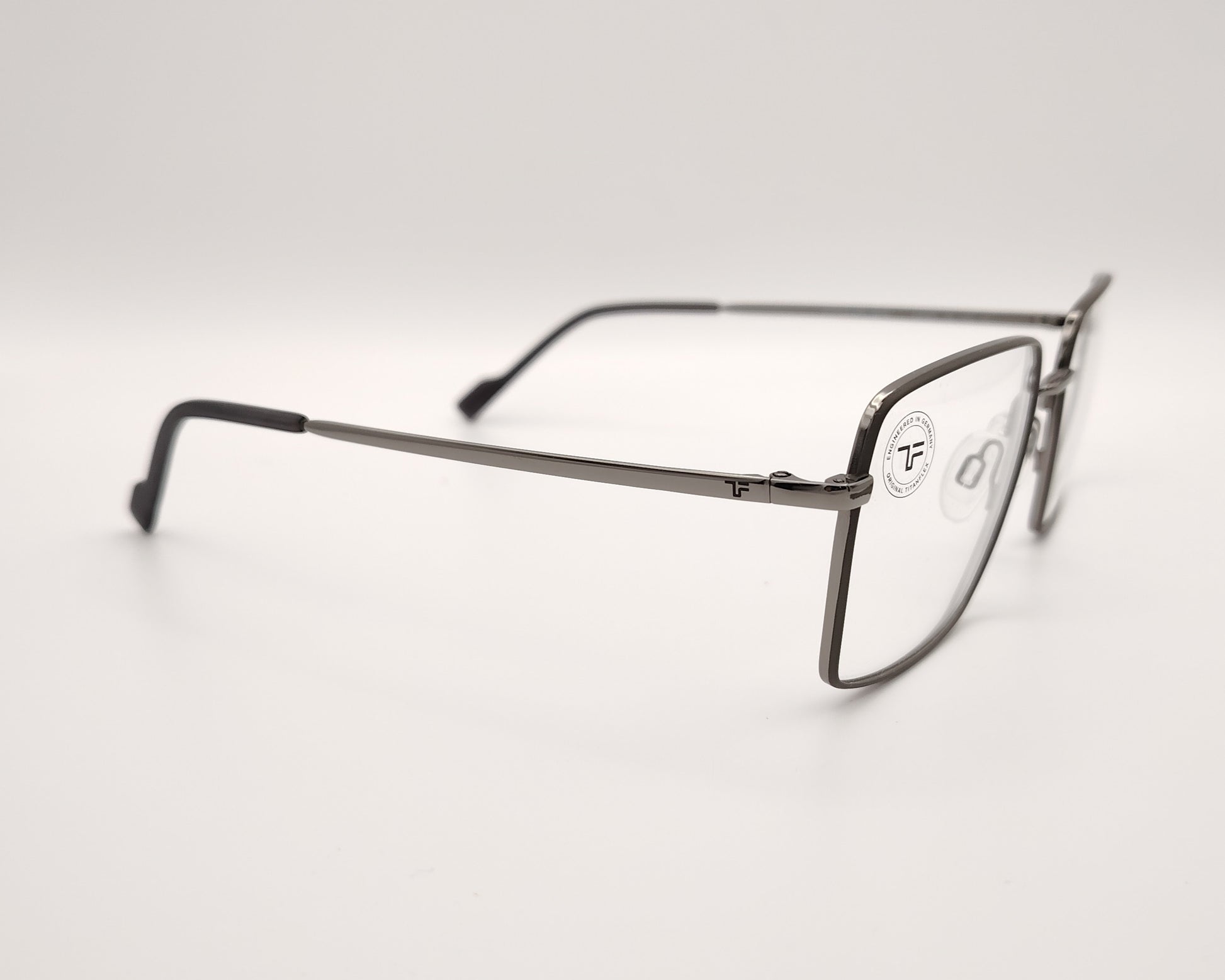 gafas titanflex rectangulares con montura metálica oscura 