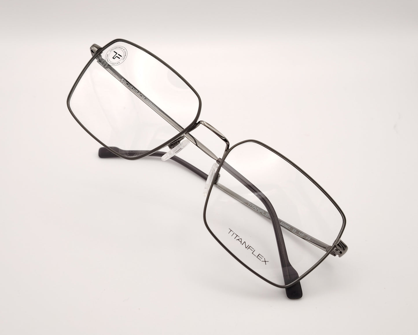 gafas titanflex rectangulares con montura metálica oscura 