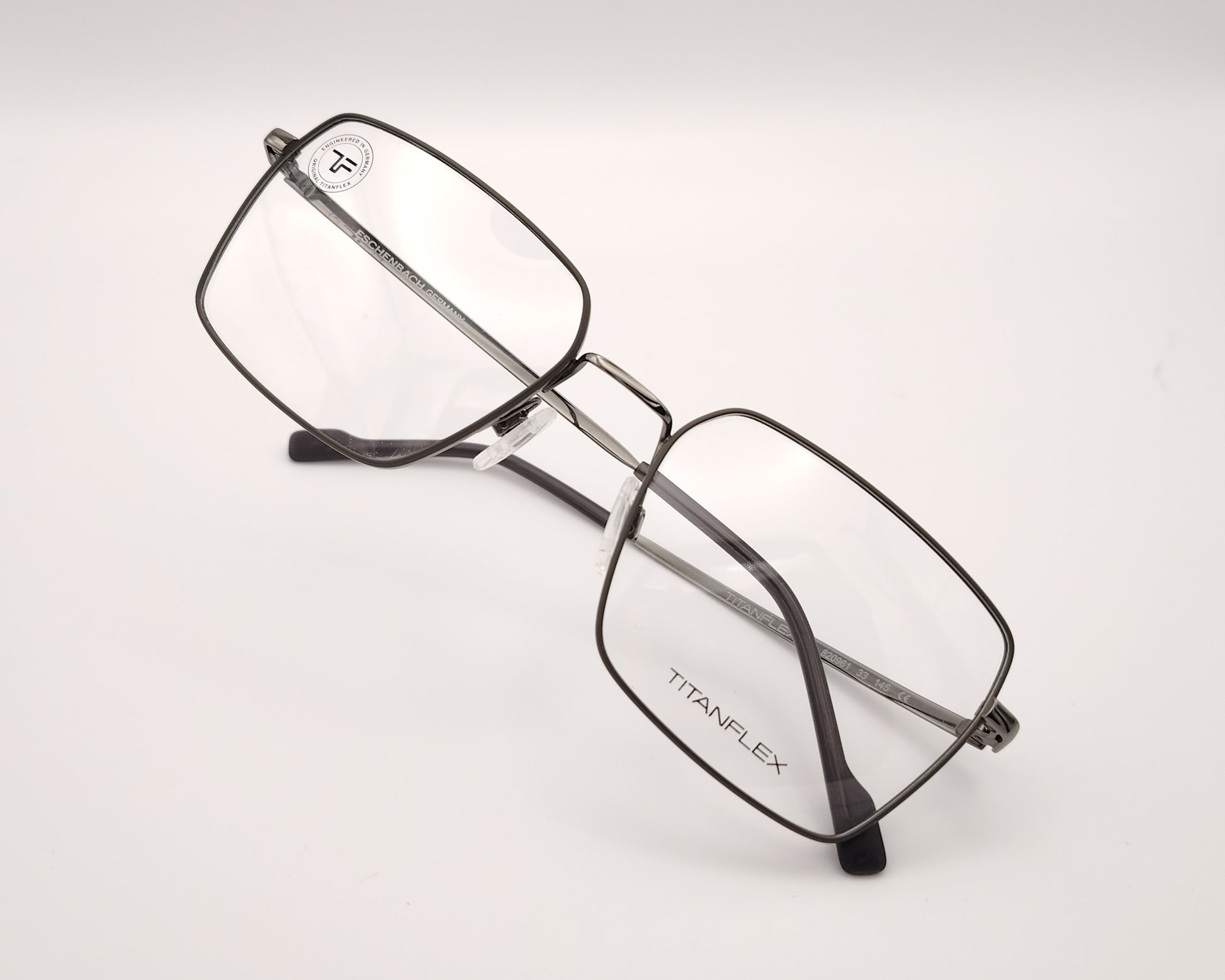 gafas titanflex rectangulares con montura metálica oscura 