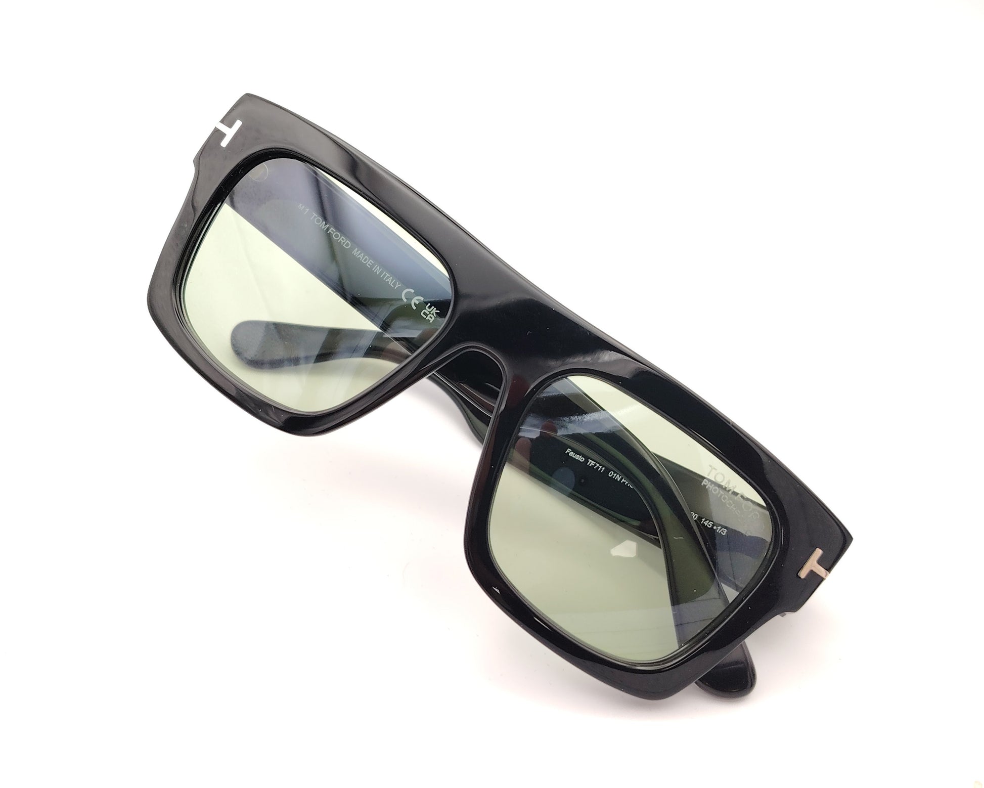 gafas de sol tom ford negras cuadradas con lentes verdes fotocromáticas y detalle metálico en las patillas