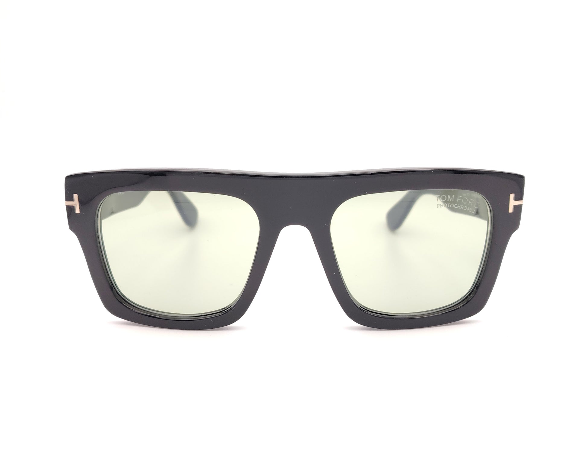 gafas de sol tom ford negras cuadradas con lentes verdes fotocromáticas y detalle metálico en las patillas
