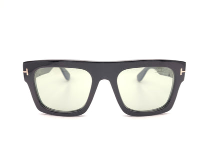 gafas de sol tom ford negras cuadradas con lentes verdes fotocromáticas y detalle metálico en las patillas
