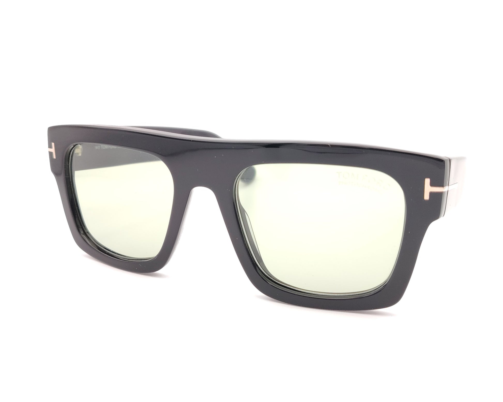 gafas de sol tom ford negras cuadradas con lentes verdes fotocromáticas y detalle metálico en las patillas