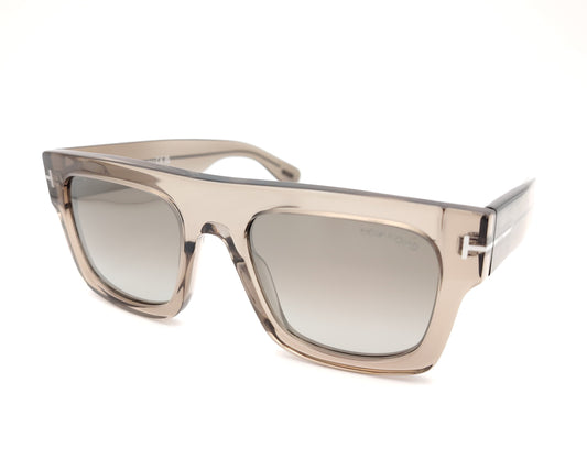 gafas de sol tom ford fausto tf711 47q con montura gruesa de acetato transparente en tono ahumado lentes degradadas en gris diseño cuadrado con detalles metálicos icónicos en las varillas modelo sofisticado y con carácter