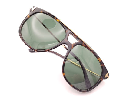 gafas de sol aviador con montura carey y lentes verdes con detalles dorados