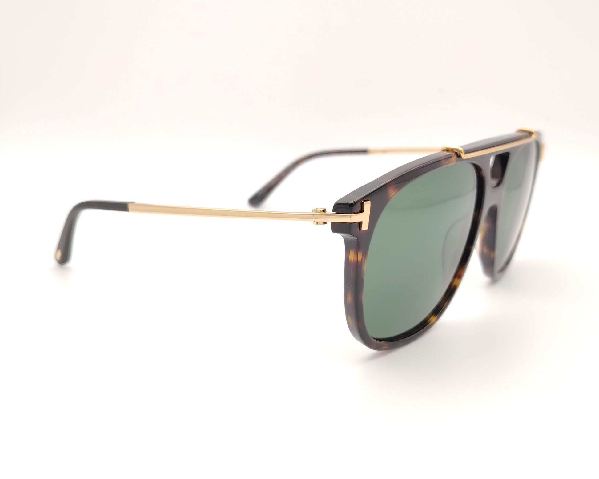 gafas de sol aviador con montura carey y lentes verdes con detalles dorados