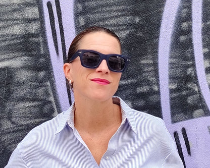 gafas de sol tom ford azul marino con lentes azules y detalle metálico en las varillas