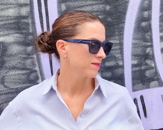 gafas de sol tom ford azul marino con lentes azules y detalle metálico en las varillas