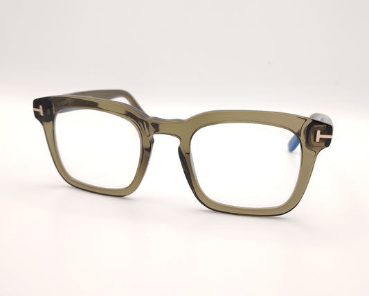 gafas de pasta verde translúcido con forma rectangular y detalle metálico en las patillas