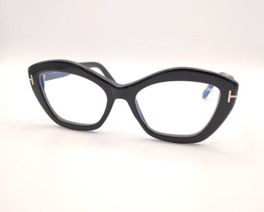 gafas negras de pasta con forma cat-eye y detalle metálico en las patillas