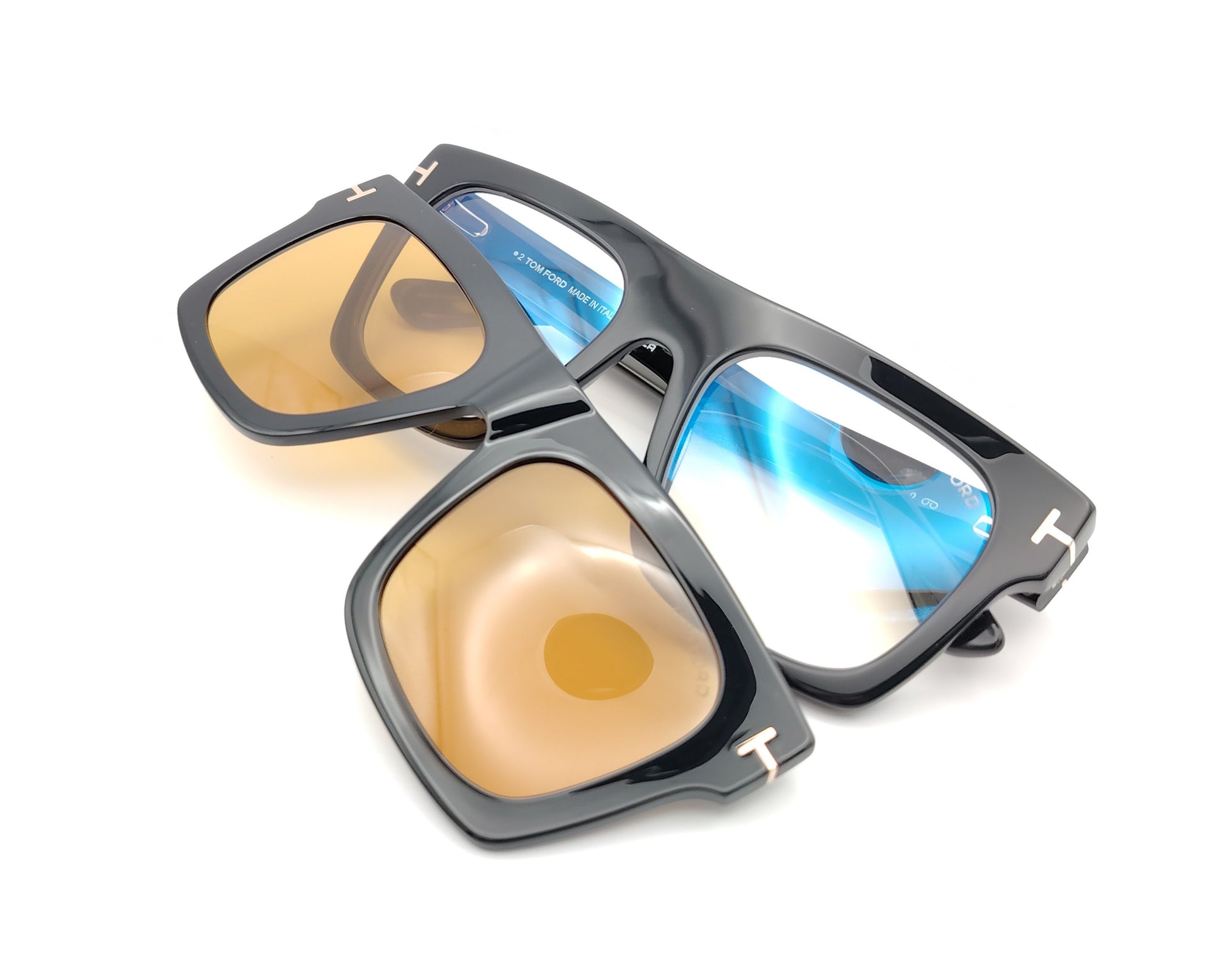 gafas de pasta negra rectangulares con clip solar marrón