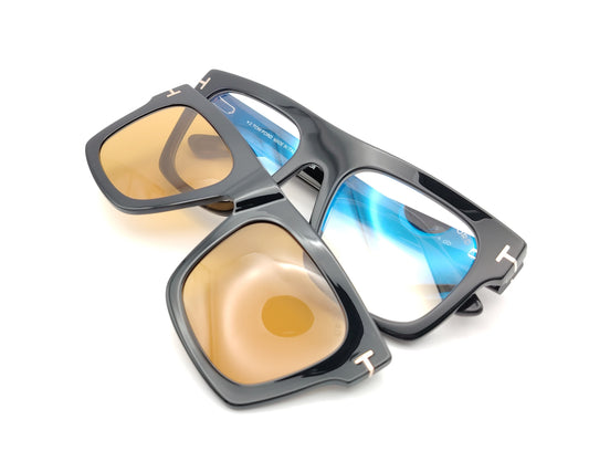gafas de pasta negra rectangulares con clip solar marrón