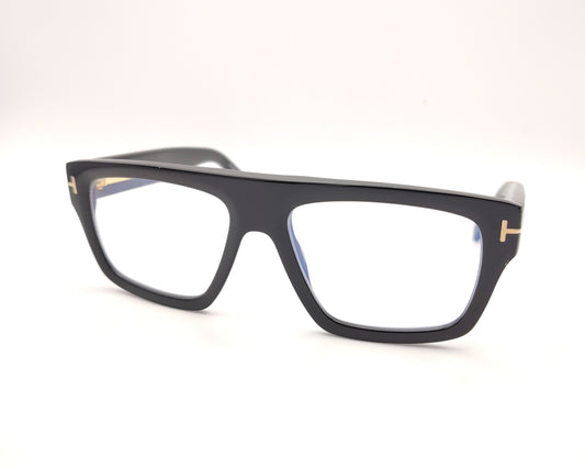 gafas de pasta negras con forma rectangular y detalle metálico en las patillas