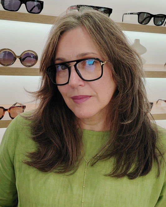 gafas tom ford negras con puente metálico y detalles dorados en frontal y patillas