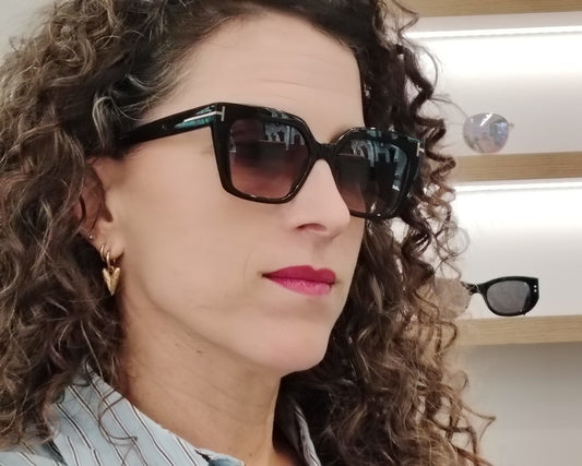 tom ford tf1030 01z gafas de sol en formato cuadrado ligeramente cat eyes en color negro con las lentes en degradado marrón