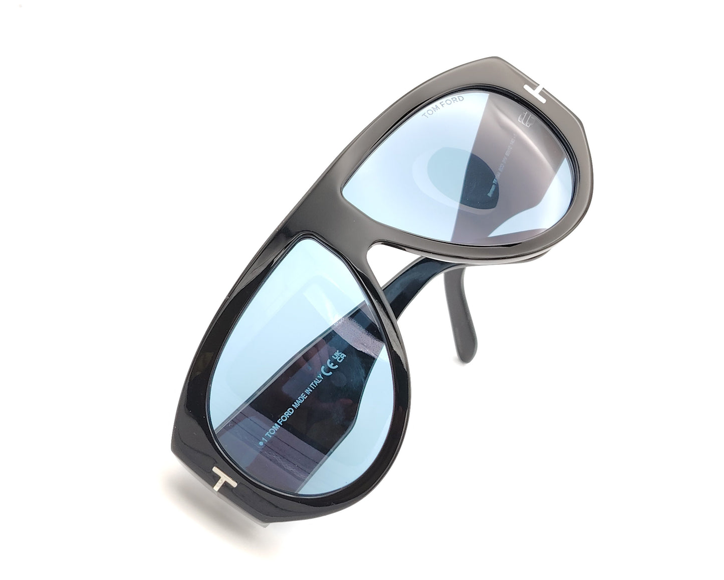 gafas de sol tom ford oversize negra  con lentes azules y diseño envolvente tipo máscara