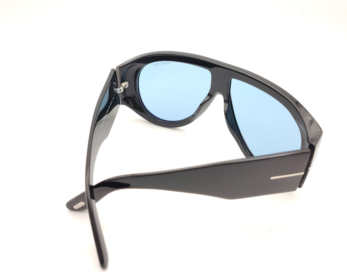 gafas de sol tom ford oversize negra  con lentes azules y diseño envolvente tipo máscara