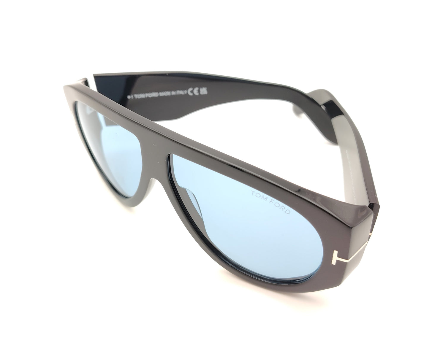 gafas de sol tom ford oversize negra  con lentes azules y diseño envolvente tipo máscara