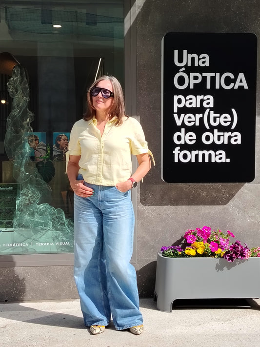 gafas de sol tom ford oversize negra  con lentes azules y diseño envolvente tipo máscara