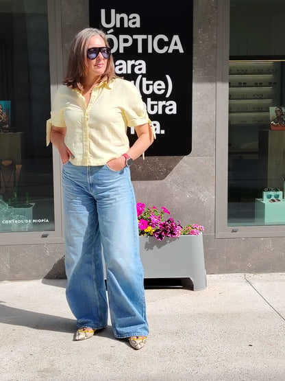 gafas de sol tom ford oversize negra  con lentes azules y diseño envolvente tipo máscara