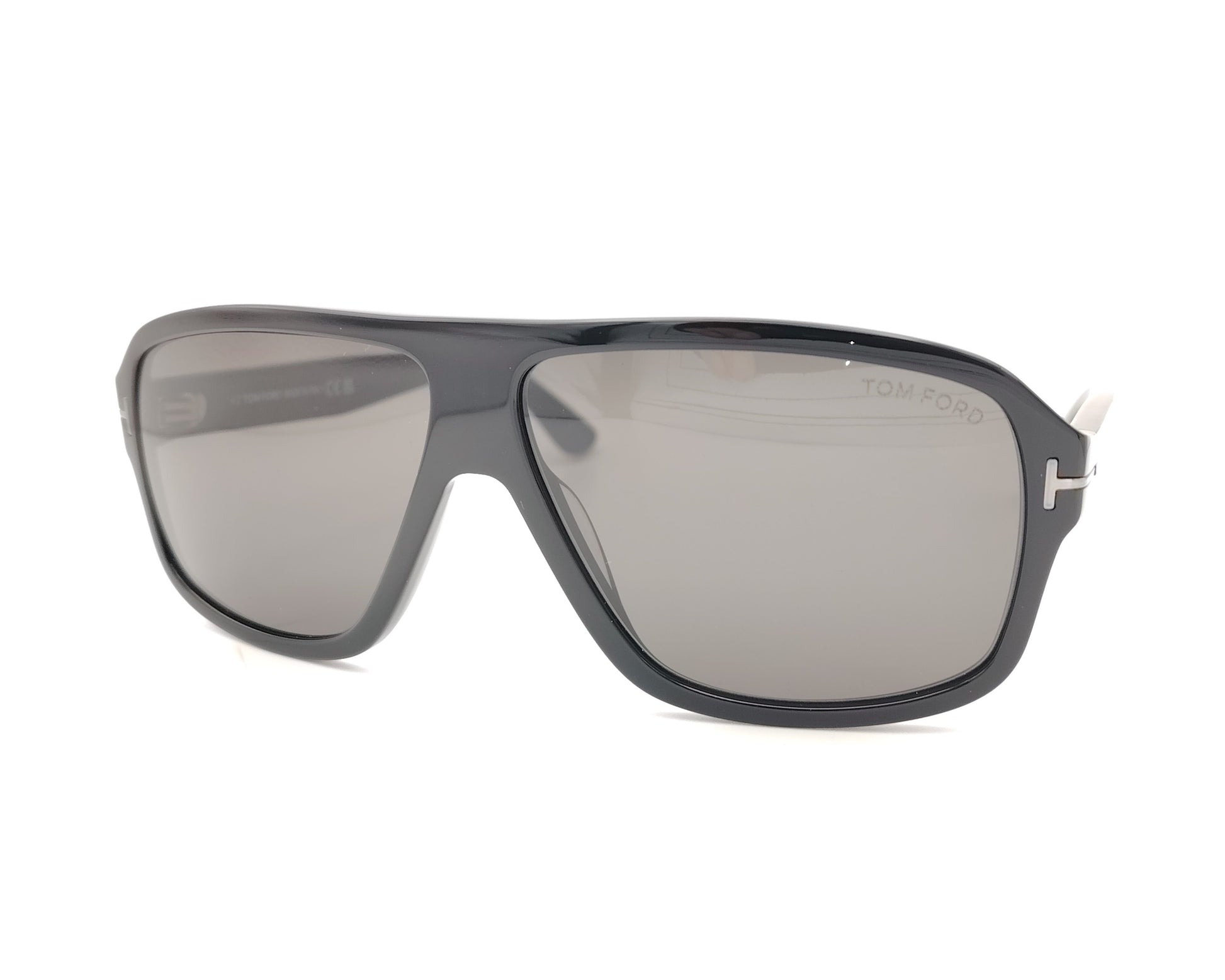 gafas de sol tom ford negras oversize con lentes negras y detalle metálico en las varillas