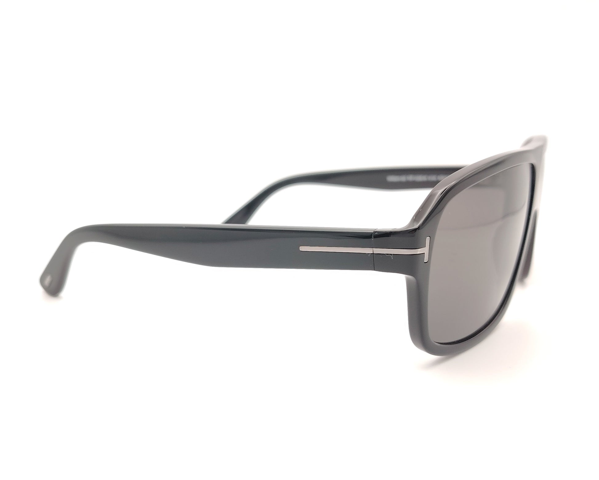 gafas de sol tom ford negras oversize con lentes negras y detalle metálico en las varillas