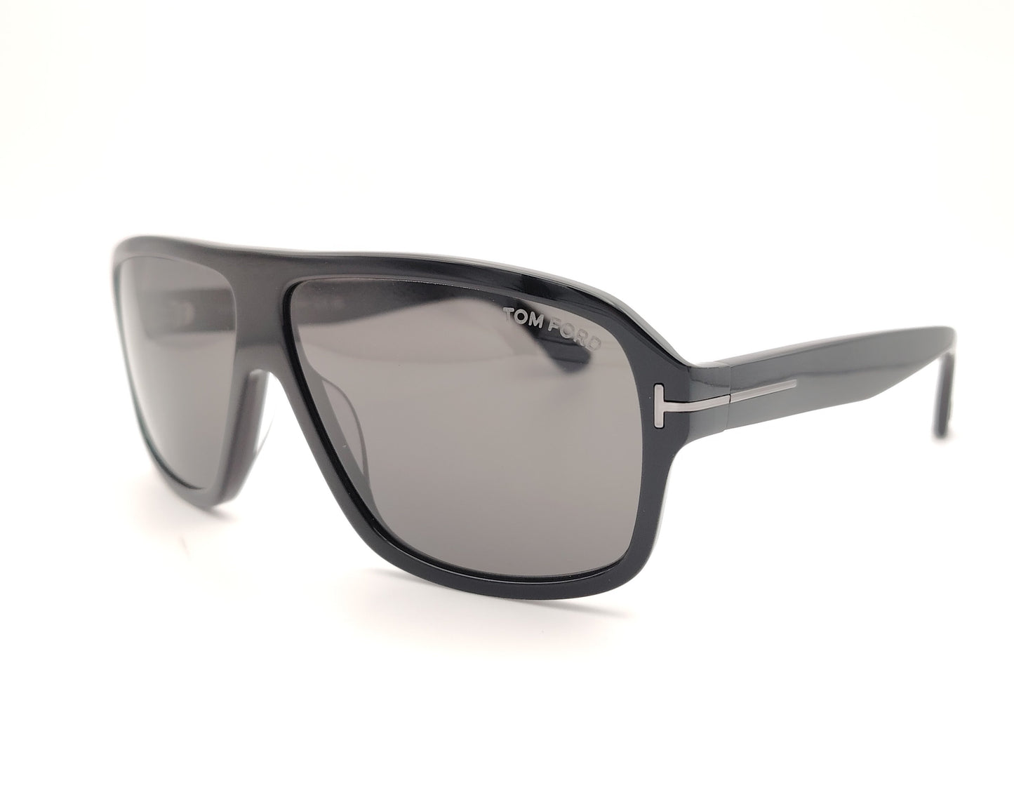 gafas de sol tom ford negras oversize con lentes negras y detalle metálico en las varillas